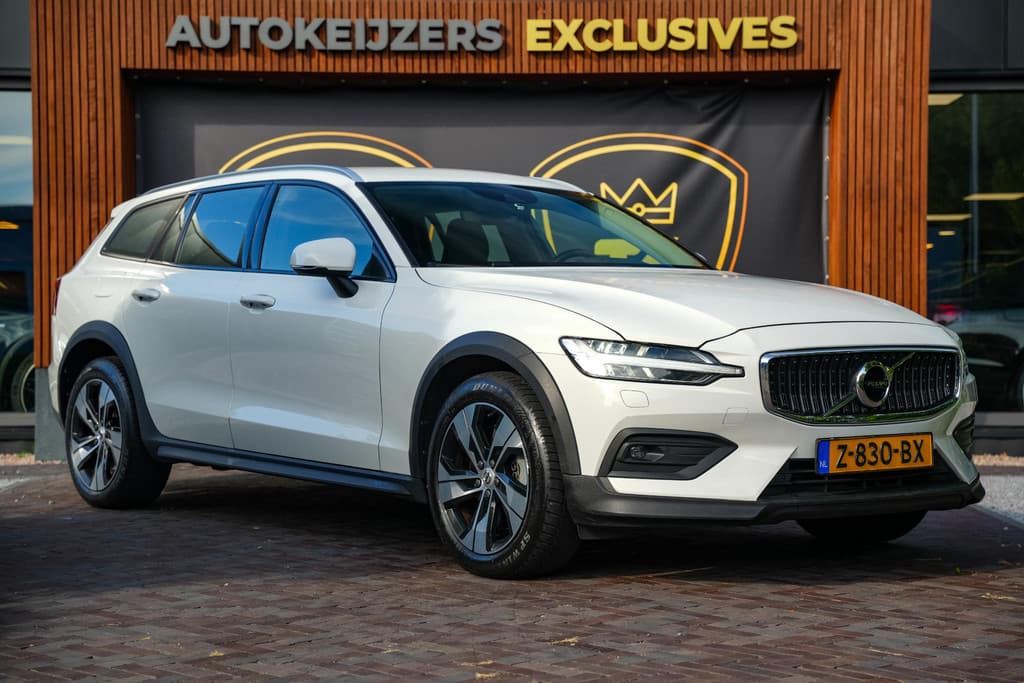Volvo V60 Cross Country 2.0 B5 AWD Pro — foto 1 van 25