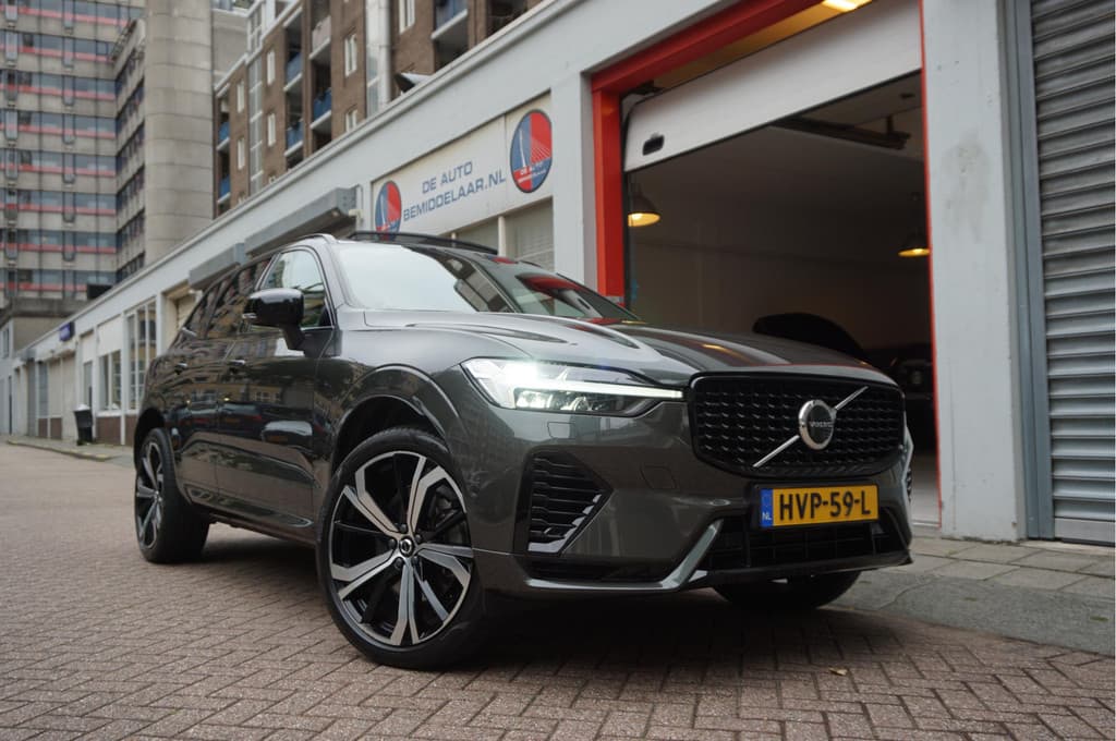 Volvo XC60 2.0 T6 Plug-in hybrid AWD Ultra Black Edition R-Design | Panoramadak | Trekhaak | — foto 1 van 25