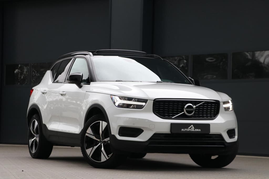 Volvo XC40 1.5 T4 Recharge |R-DESIGN| AdaptiveCruise Trekhaak Panoramadak PrivacyGlass AppleCarplay Camera Pdc Uitstraling! 73000KM BJ2021 — foto 1 van 25