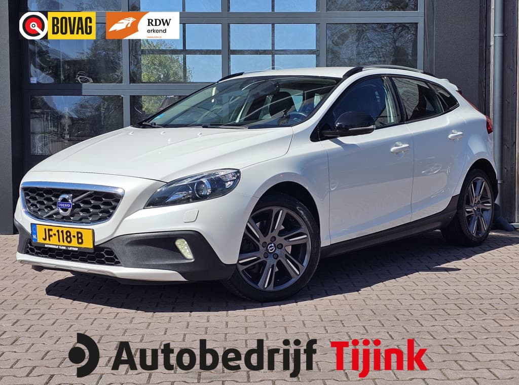 Volvo V40 Cross Country 2.0 T3 Momentum — foto 1 van 25