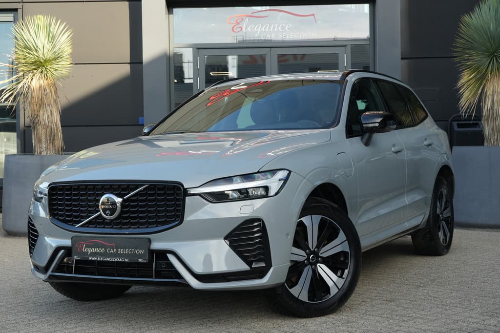 Volvo XC60 2.0 T6 Plug-in hybrid AWD Plus Dark | 350 PK | Pano | 360° camera | HarmanKardon | Navigatie | Stoelverwarming | — foto 1 van 25
