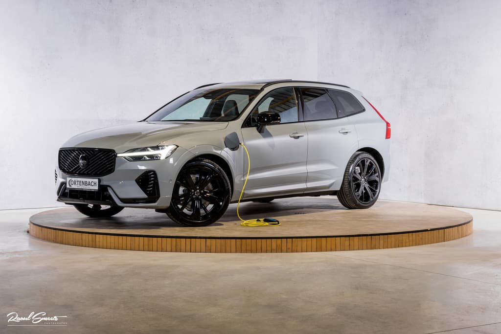 Volvo XC60 2.0 T8 Plug-in hybrid AWD Plus Black Edition Facelift — foto 1 van 25