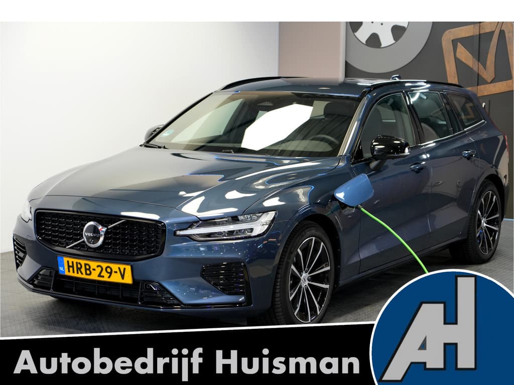 Volvo V60 2.0 T6 AWD 293kW/399pk Aut8 Plug-in hybrid Plus Dark HARMAN/KARDON + EL.TREKHAAK + 360 CAMERA + ADAPT.CRUISE + STOEL-&STUURVERWARMING + BLIS + LANE ASSIST + SPORTSTOELEN + PD-GLASS + EL.STOELEN MET MEMORY + BLACKLINE + PARKSENSOREN V&A + 18" LM-VELGEN! — foto 1 van 25