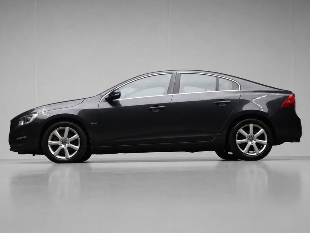 Volvo S60 2.0 T3 Summum Sport (NAVI,LEDER,LED,CRUISE,TREKHAAK,STOELVERWARMING,PDC,GETINT,NETTESTAAT) — foto 1 van 25