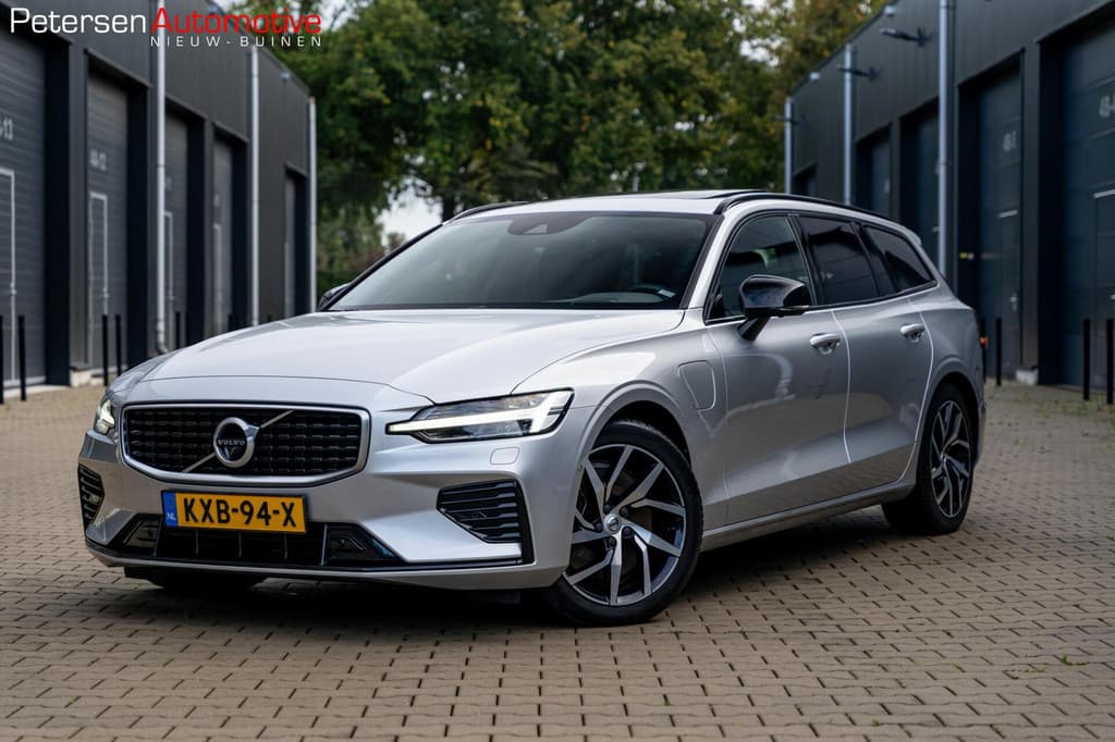 Volvo V60 2.0 T6 AWD R-Design *Pano* H&K* HUD* Stoelventilatie* — foto 1 van 25