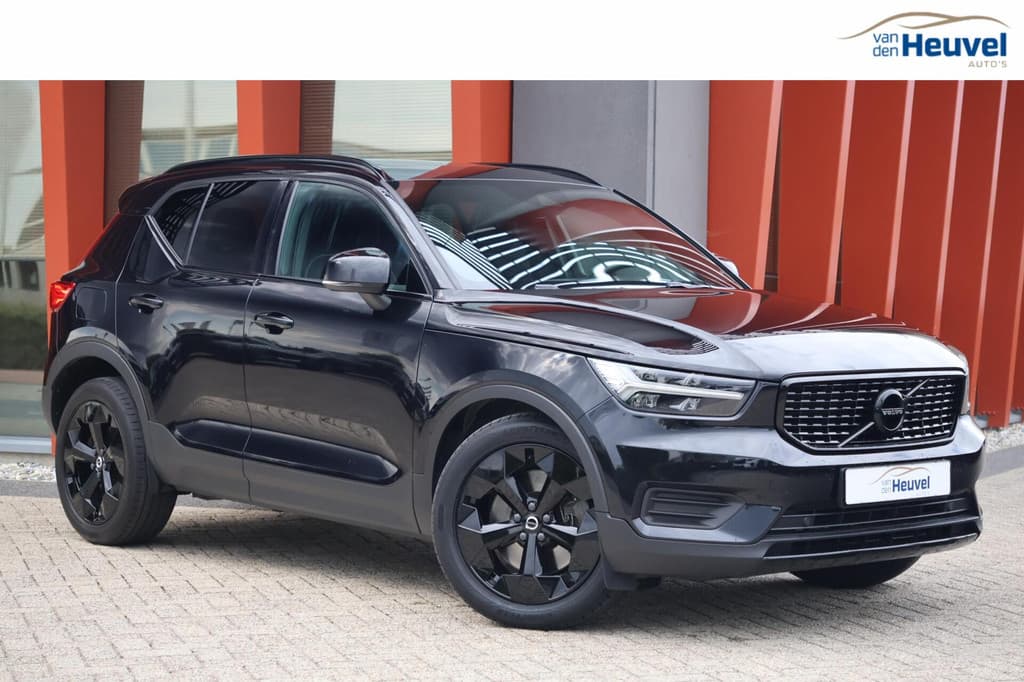 Volvo XC40 T4 Recharge Black Edition| Stoelverwarming | Trekhaak | Parkeercamera | Panoramadak | H/K | Glossy Black | Keyless — foto 1 van 25
