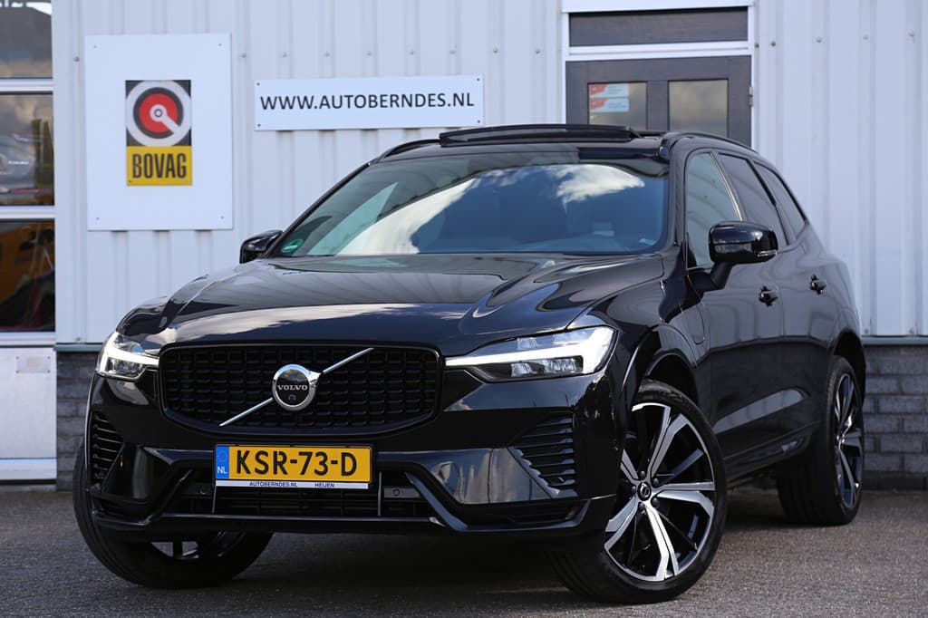 Volvo XC60 2.0 T6 Plug-in hybrid Long Range AWD Plus Dark*Perfect Volvo Onderh.*Pano/Elek. Trekhaak/R-Design Stoelen/Stoelverw.V+A/Stuurverw./ACC/Pilot ass./360 Camera/Memorie/BLIS/Parkeersens.V+A/21 inch LM* — foto 1 van 25