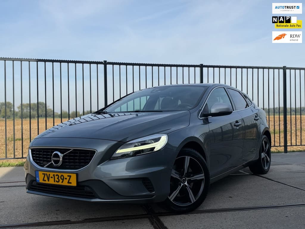 Volvo V40 1.5 T3 Polar+ Sport R-Design PANO l CAMERA l KEYLESS l H/K SOUND l TREKHAAK l STANDKACHEL l ORG.NL l DEALER OND l 1e EIG — foto 1 van 4