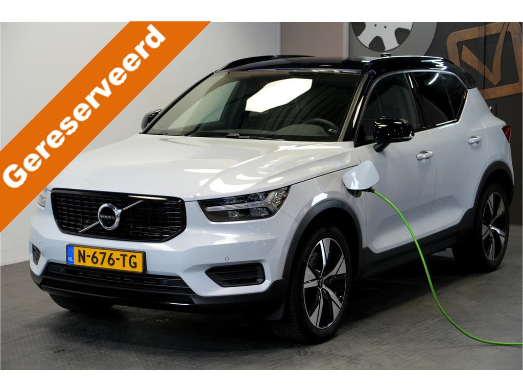 Volvo XC40 1.5 T4 Recharge 155kW/211pk DCT7 R-Design LEER/ALCANTARA + ADAPT.CRUISE + NAVI SENSUS + LANE ASSIST + PILOT ASSIST + STOEL-&STUURVERWARMING + CAMERA + KEYLESS ENTRY&GO + EL.TREKHAAK + PARKSENSOREN V&A + 19” LM-VELGEN!! — foto 1 van 25