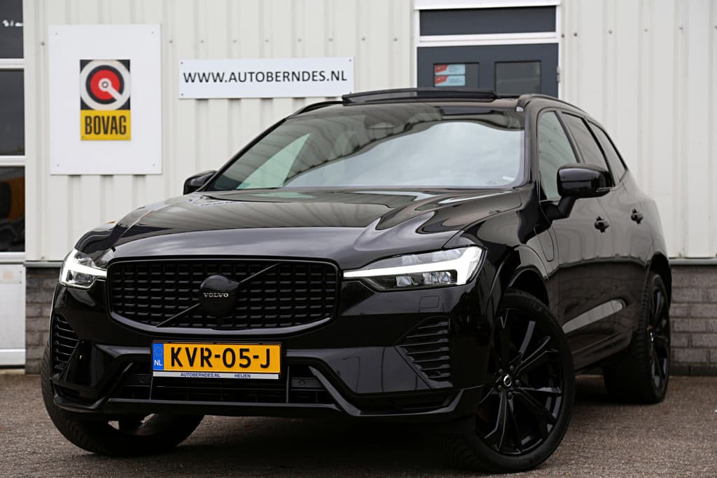 Volvo XC60 2.0 T6 Plug-in hybrid Long Range AWD Plus Black edition*Perfect Volvo Onderh.*Pano/Elek. Trekhaak/R-Design Stoelen/Stoelverw.V+A/Stuurverw./ACC/Pilot ass./360 Camera/Memorie/BLIS/Parkeersens.V+A/21 inch LM* — foto 1 van 25