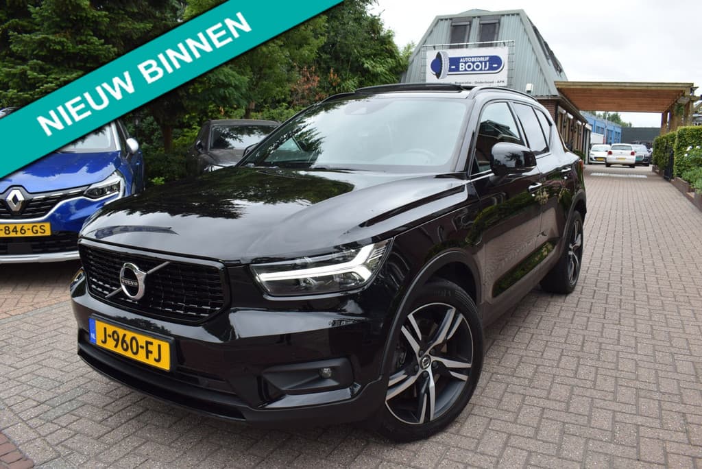 Volvo XC40 1.5 T5 Recharge R-Design AUTOM/PANO DAK/ADAP CRUISE/NAVI/AIRCO-ECC/NL-AUTO/CARPLAY/CAMERA/XENON/LMW/STOEL STUUR VERW — foto 1 van 25