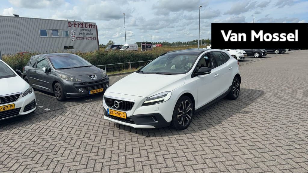 Volvo V40 Cross Country 1.5 T3 Nordic+ — foto 1 van 25