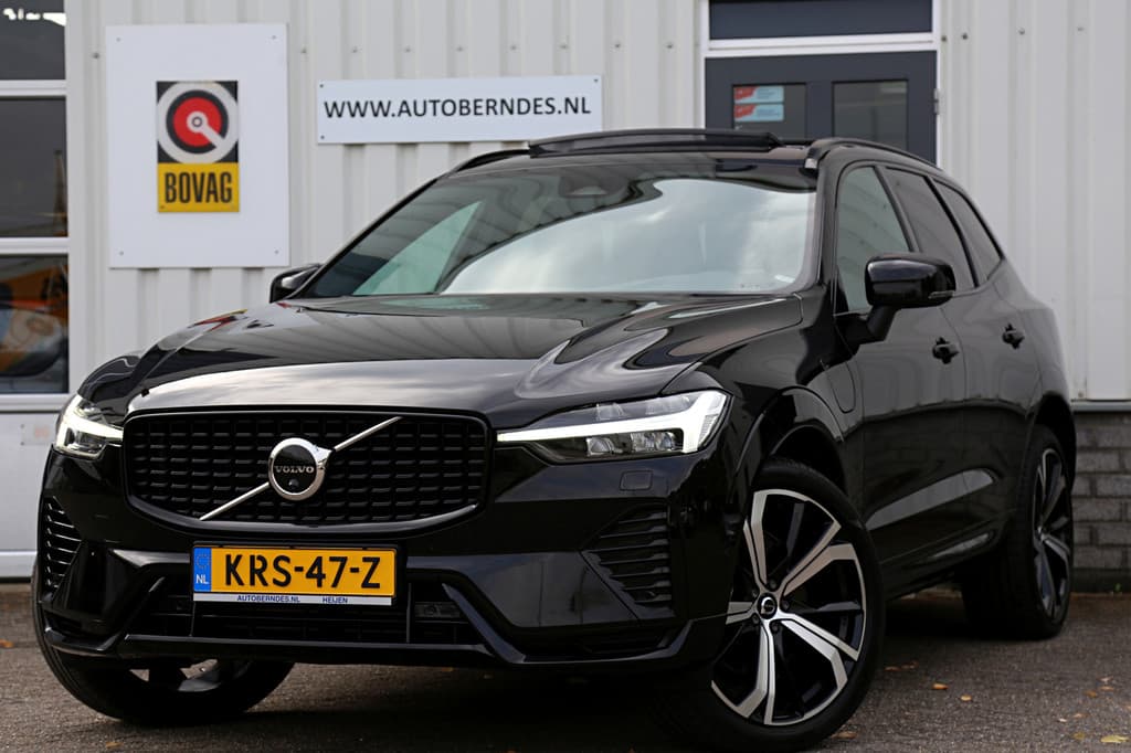 Volvo XC60 2.0 T6 Plug-in hybrid Long Range AWD Plus Dark*Perfect Volvo Onderh.*Pano/Elek. Trekhaak/R-Design stoelen/Stoelverw.V+A/Stuurverw./ACC/Pilot ass./360 Camera/Memorie/BLIS/Parkeersens.V+A/21 inch LM* — foto 1 van 25
