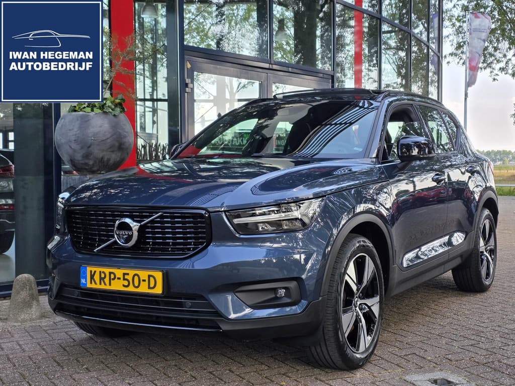 Volvo XC40 1.5 T4 Recharge R-Design | SOH 99,34% | Panoramadak | Wegkl. Trekhaak | Navigatie | Parkeersensoren + Camera | Adapt. Cruise — foto 1 van 25