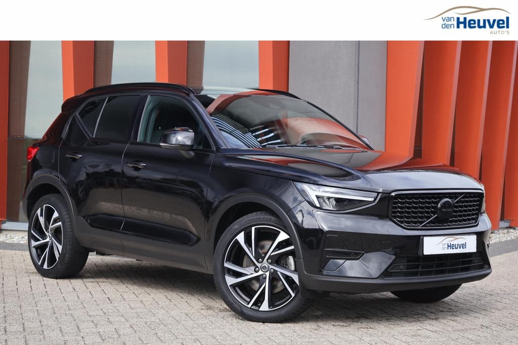 Volvo XC40 T5 Recharge Plus Dark | Stoelverwarming | Trekhaak | Parkeercamera | H/K | Pilot Assist | Keyless | Glossy Black — foto 1 van 25