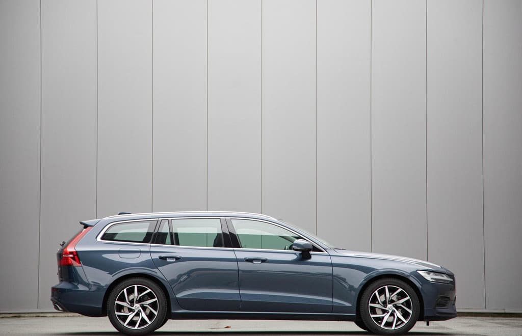 Volvo V60 2.0 T4 Momentum Pro Ori.NL|Trekhaak|Carplay|2e Eig — foto 1 van 21