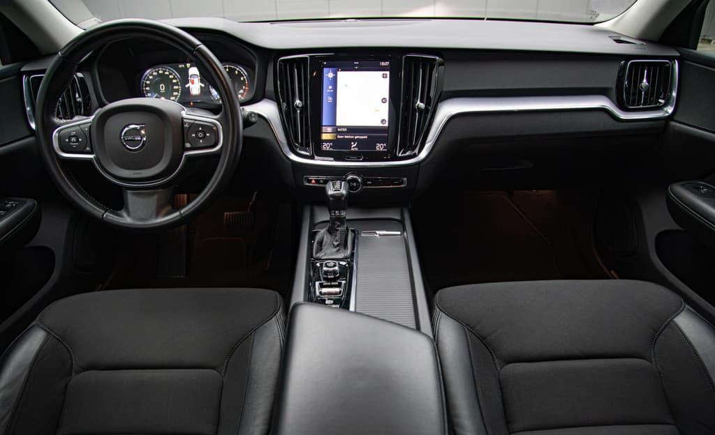 Volvo V60 2.0 T4 Momentum Pro Ori.NL|Trekhaak|Carplay|2e Eig — foto 19 van 21