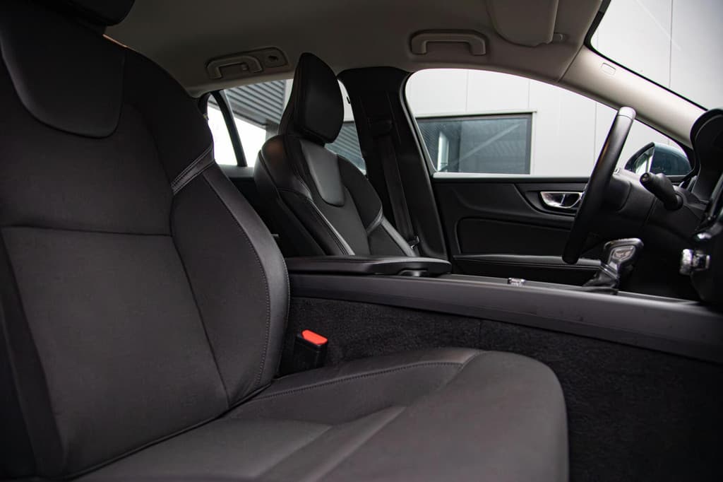 Volvo V60 2.0 T4 Momentum Pro Ori.NL|Trekhaak|Carplay|2e Eig — foto 6 van 21