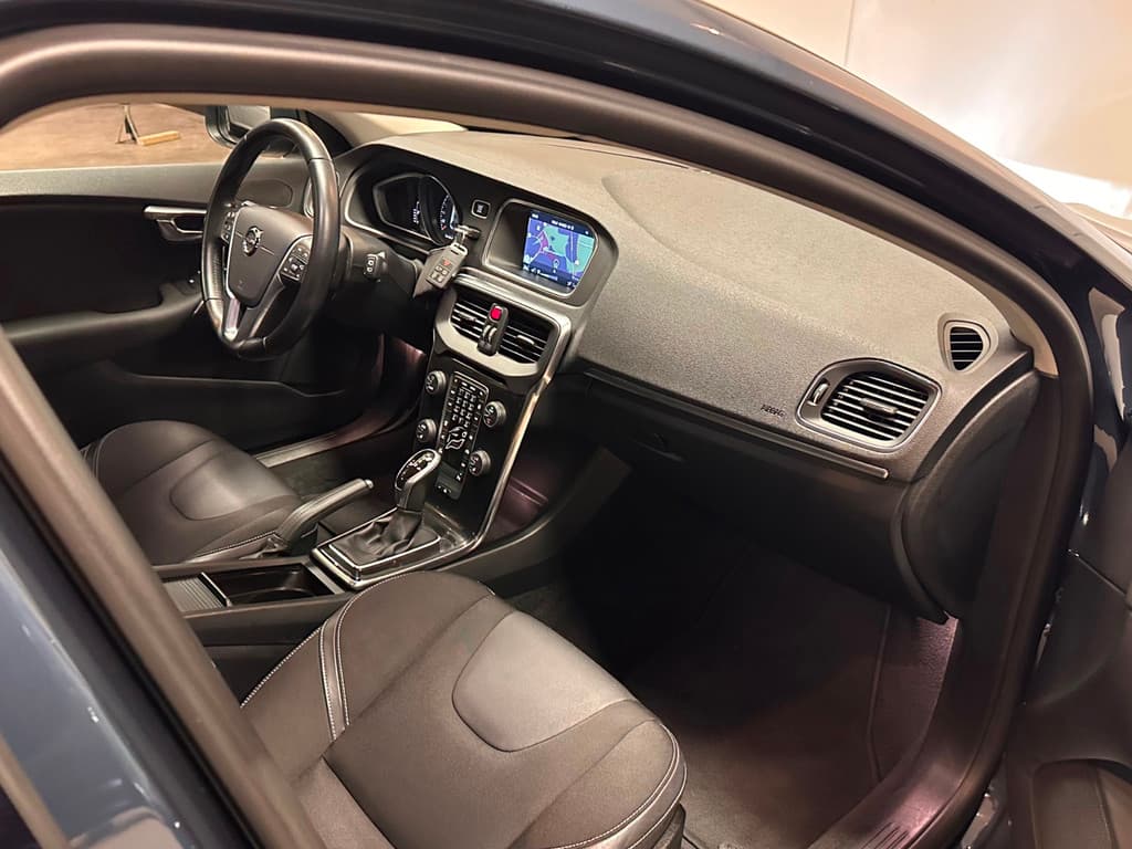 Volvo V40 1.5 T3 R-Design / Automaat / Cruise / Trekhaak — foto 11 van 22