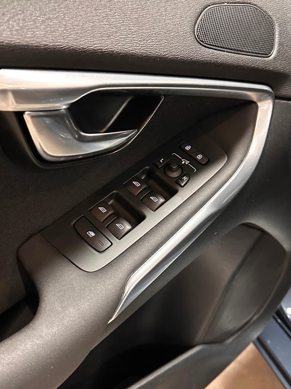 Volvo V40 1.5 T3 R-Design / Automaat / Cruise / Trekhaak — foto 12 van 22