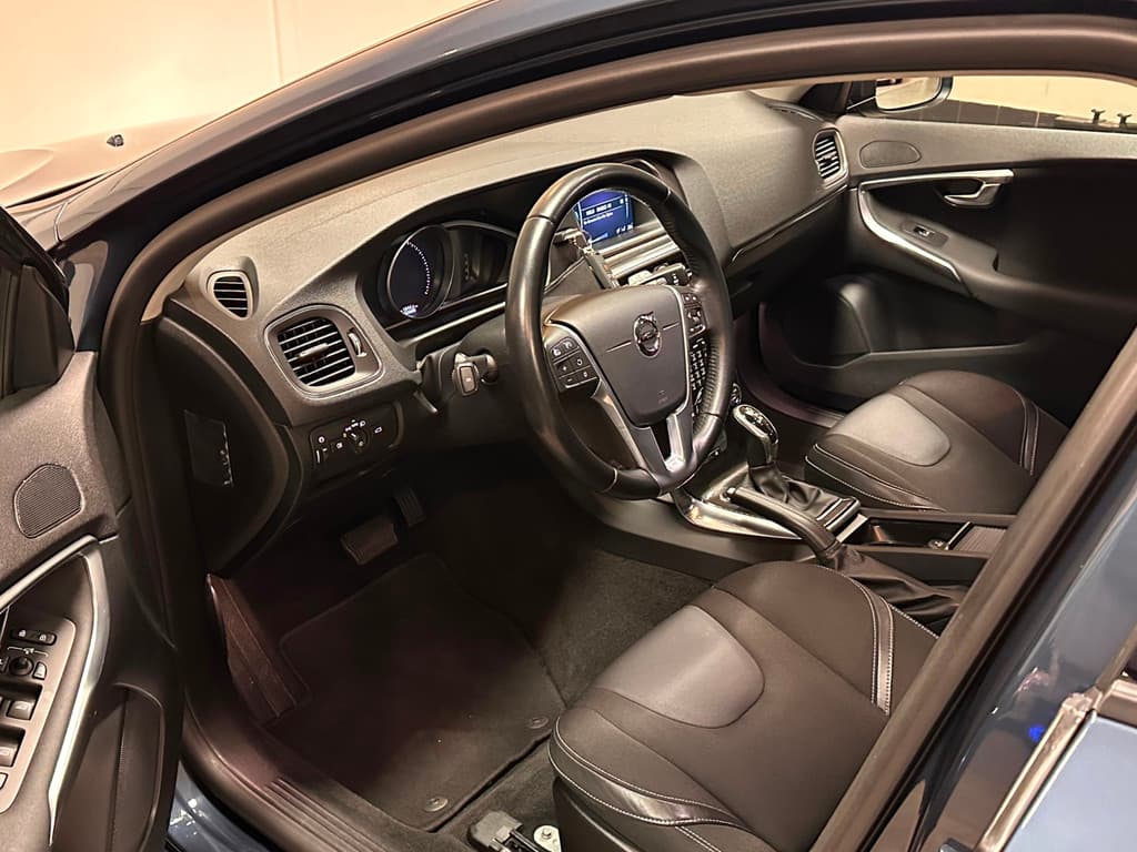 Volvo V40 1.5 T3 R-Design / Automaat / Cruise / Trekhaak — foto 4 van 22