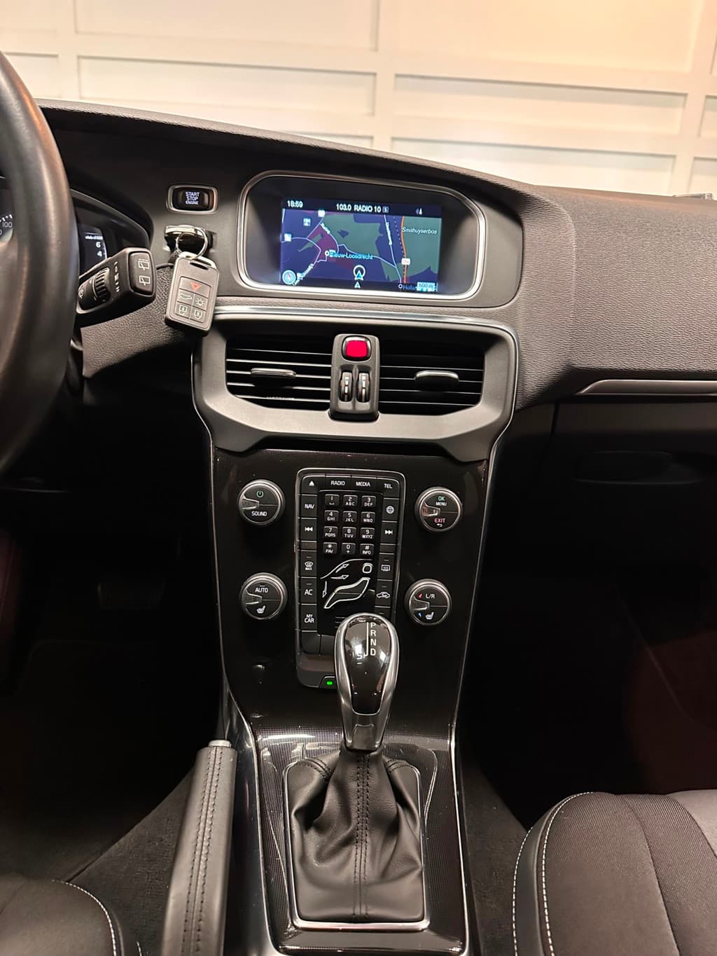 Volvo V40 1.5 T3 R-Design / Automaat / Cruise / Trekhaak — foto 7 van 22