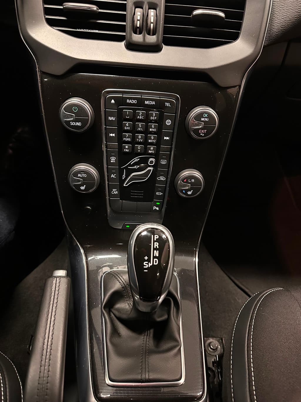 Volvo V40 1.5 T3 R-Design / Automaat / Cruise / Trekhaak — foto 8 van 22