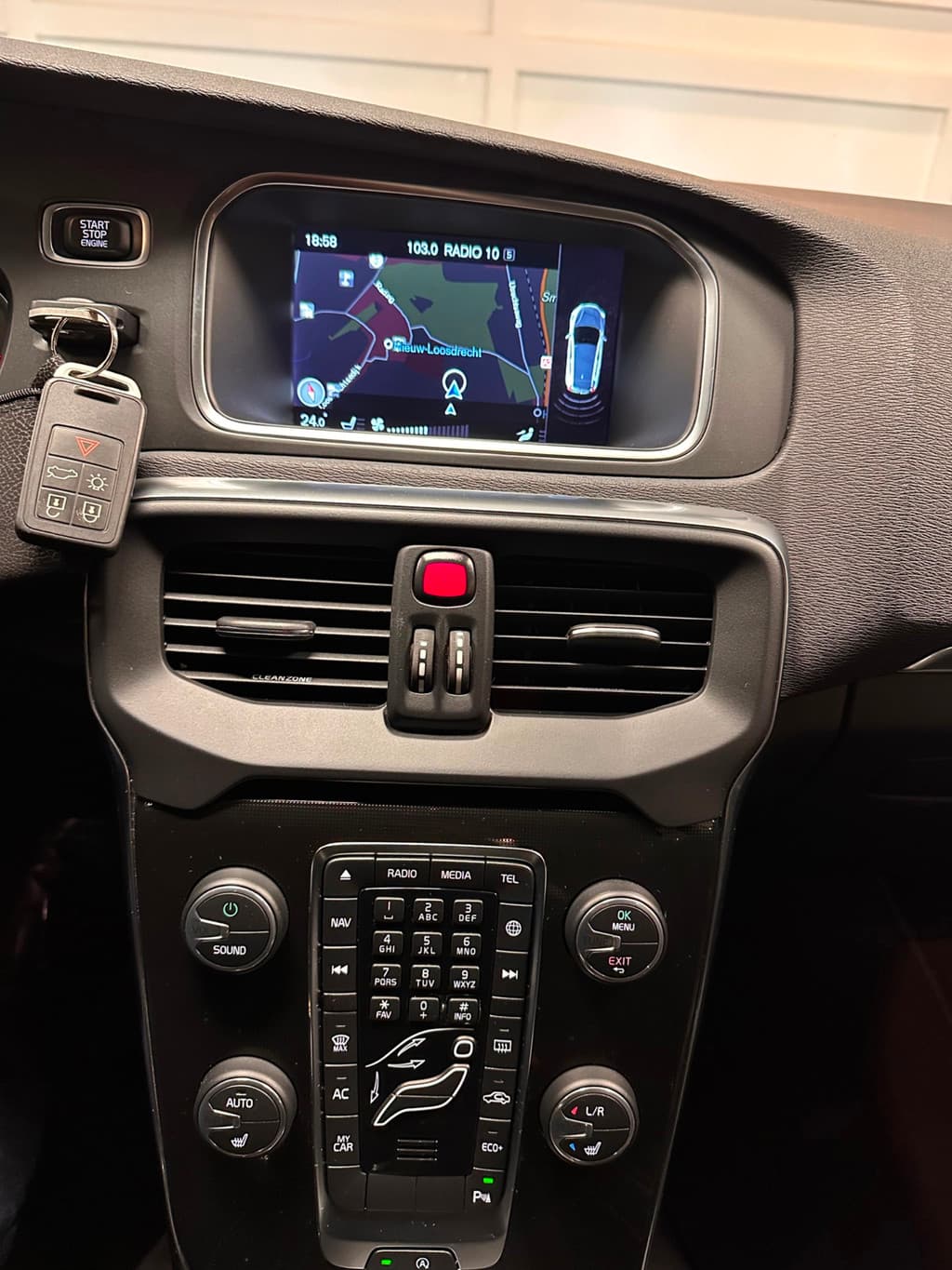 Volvo V40 1.5 T3 R-Design / Automaat / Cruise / Trekhaak — foto 9 van 22