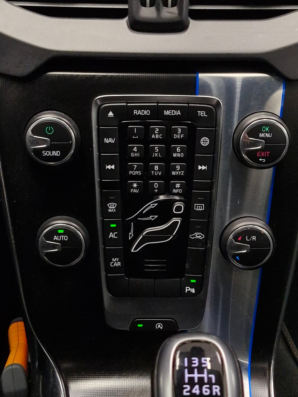 Volvo V40 2.0 D2 Summum Business ! R-Design ! NIEUWE APK ! AIRCO ! NAP ! DEALER ONDERH. ! — foto 10 van 25