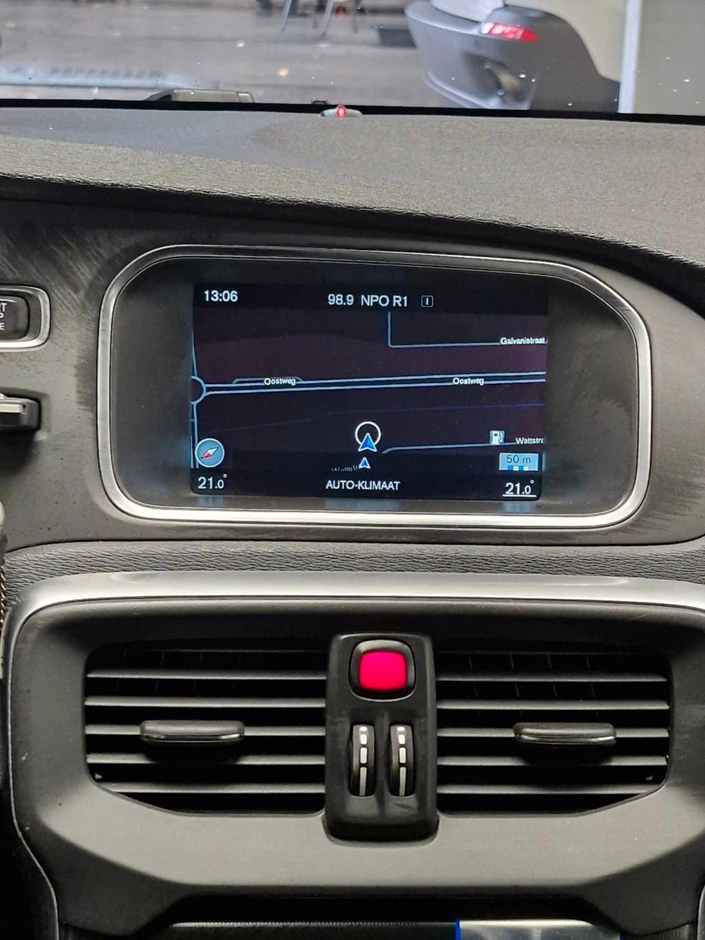 Volvo V40 2.0 D2 Summum Business ! R-Design ! NIEUWE APK ! AIRCO ! NAP ! DEALER ONDERH. ! — foto 11 van 25