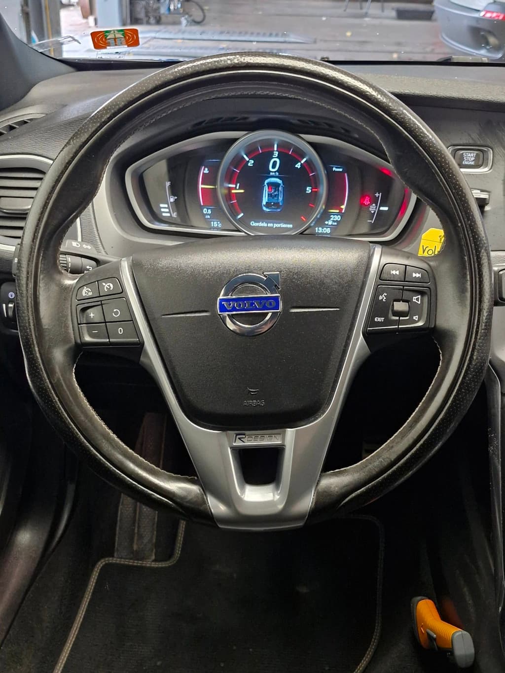 Volvo V40 2.0 D2 Summum Business ! R-Design ! NIEUWE APK ! AIRCO ! NAP ! DEALER ONDERH. ! — foto 12 van 25
