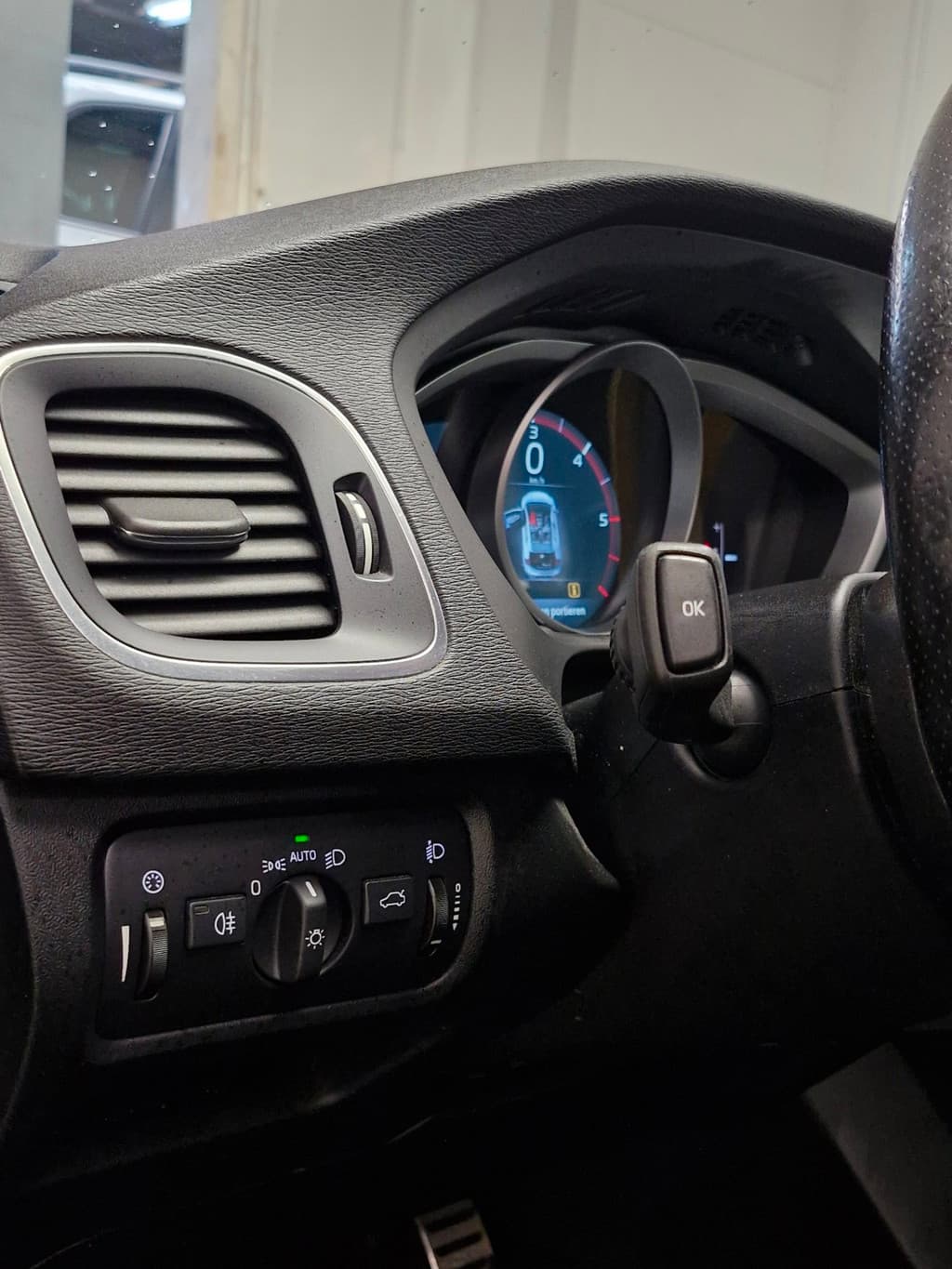 Volvo V40 2.0 D2 Summum Business ! R-Design ! NIEUWE APK ! AIRCO ! NAP ! DEALER ONDERH. ! — foto 13 van 25