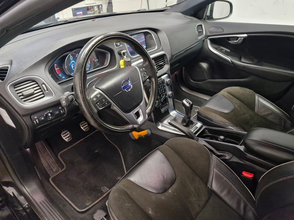 Volvo V40 2.0 D2 Summum Business ! R-Design ! NIEUWE APK ! AIRCO ! NAP ! DEALER ONDERH. ! — foto 14 van 25