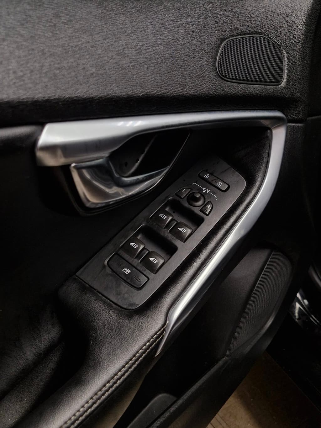 Volvo V40 2.0 D2 Summum Business ! R-Design ! NIEUWE APK ! AIRCO ! NAP ! DEALER ONDERH. ! — foto 16 van 25