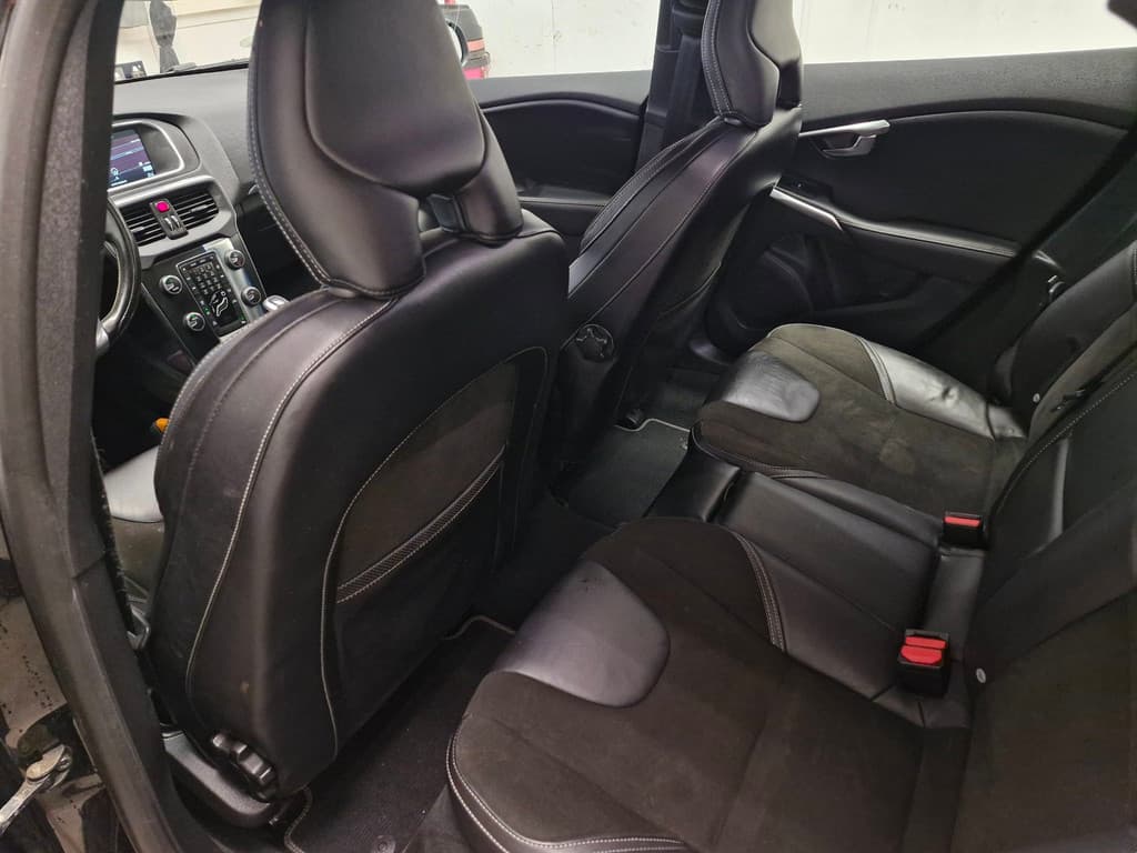 Volvo V40 2.0 D2 Summum Business ! R-Design ! NIEUWE APK ! AIRCO ! NAP ! DEALER ONDERH. ! — foto 17 van 25