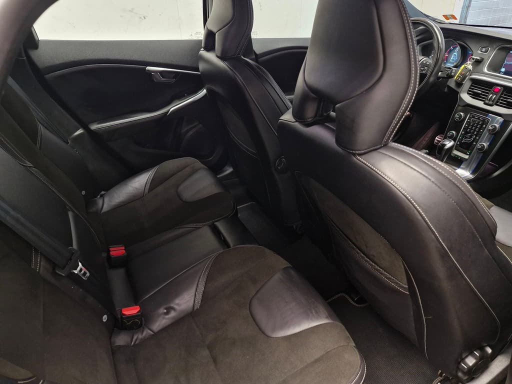 Volvo V40 2.0 D2 Summum Business ! R-Design ! NIEUWE APK ! AIRCO ! NAP ! DEALER ONDERH. ! — foto 20 van 25