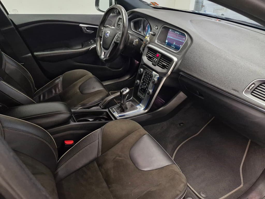 Volvo V40 2.0 D2 Summum Business ! R-Design ! NIEUWE APK ! AIRCO ! NAP ! DEALER ONDERH. ! — foto 22 van 25