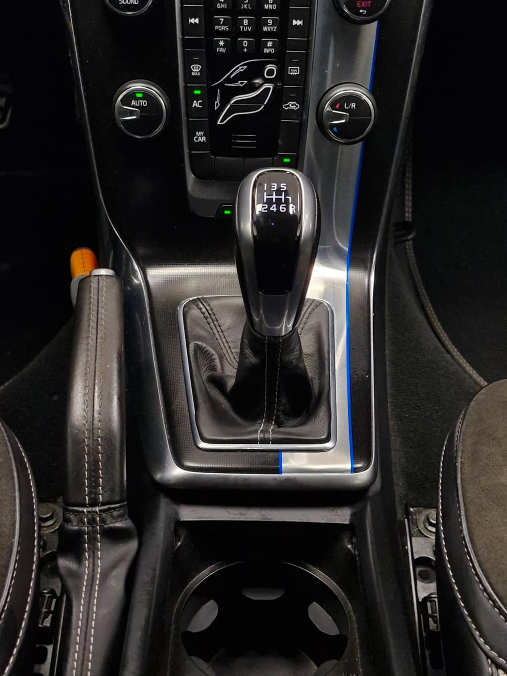 Volvo V40 2.0 D2 Summum Business ! R-Design ! NIEUWE APK ! AIRCO ! NAP ! DEALER ONDERH. ! — foto 9 van 25