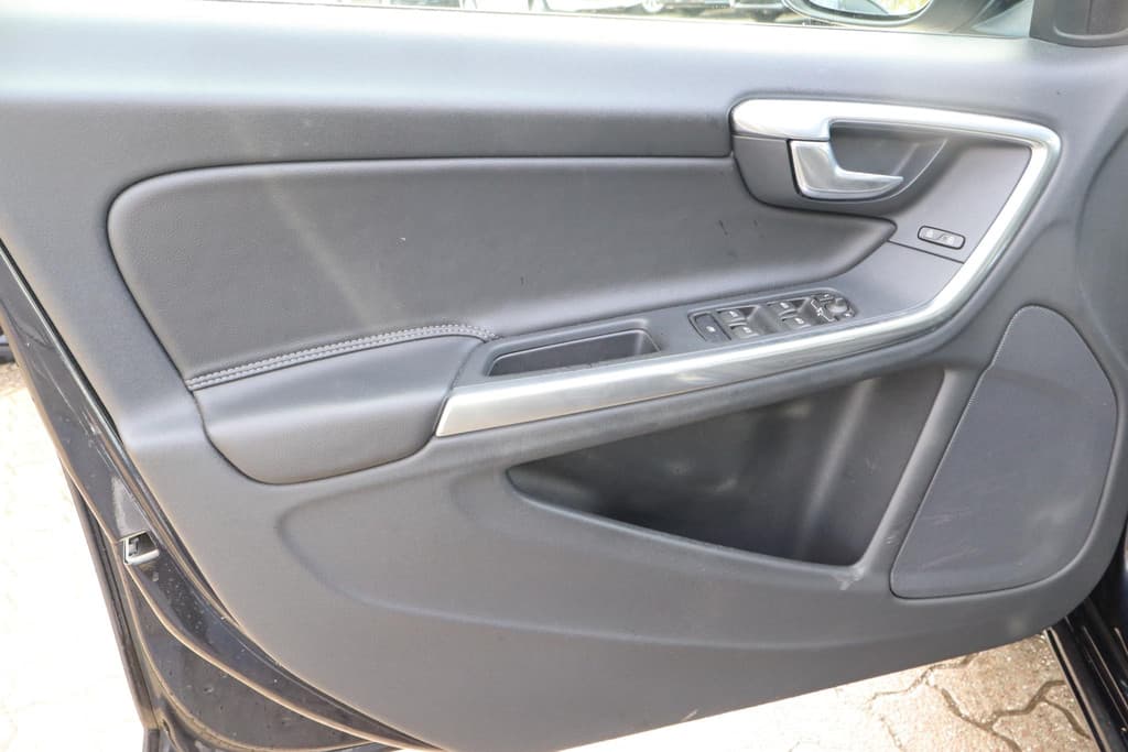 Volvo S60 2.0 D3 Momentum — foto 14 van 25