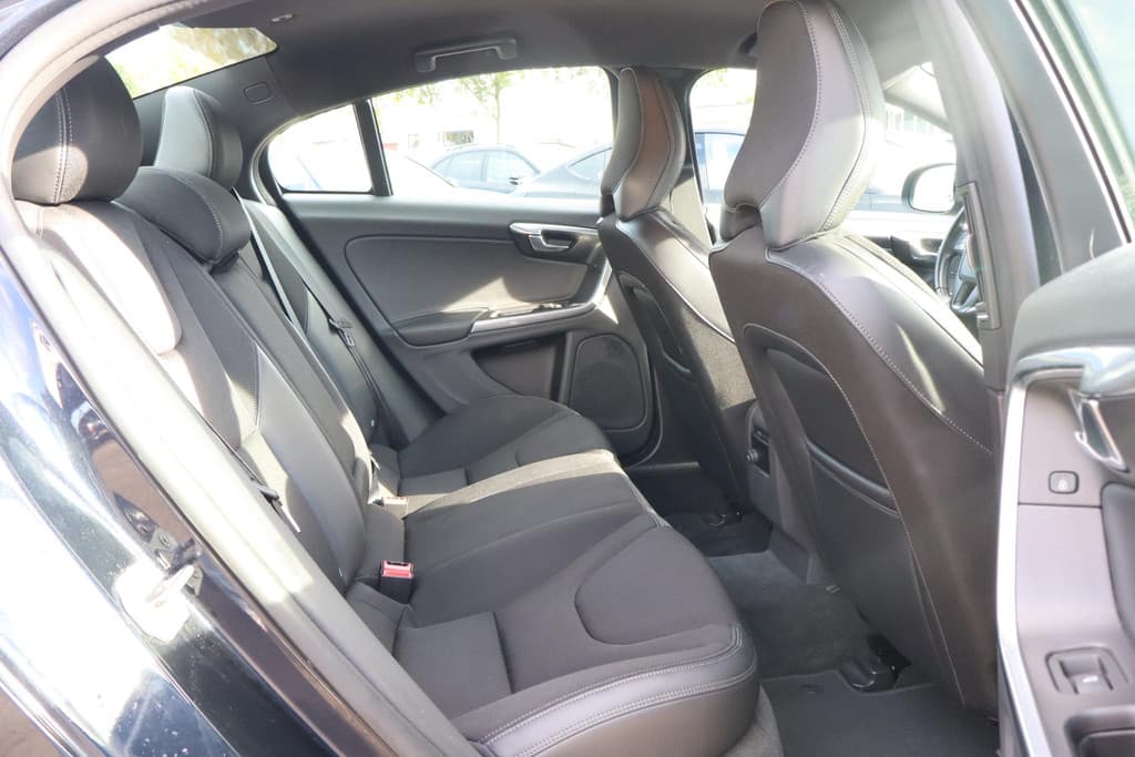 Volvo S60 2.0 D3 Momentum — foto 18 van 25