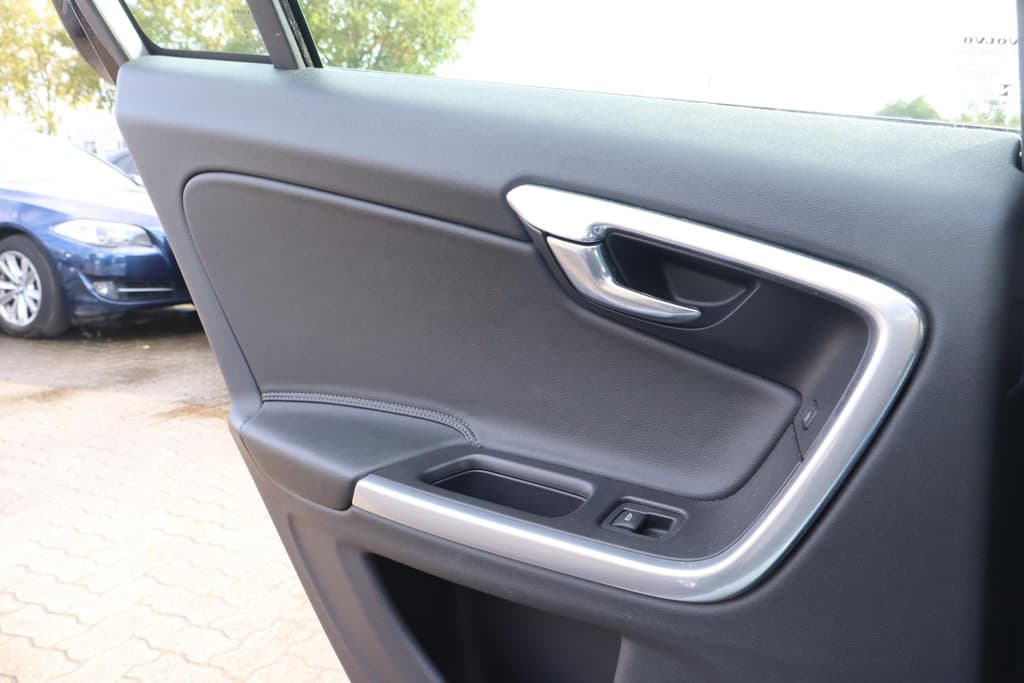 Volvo S60 2.0 D3 Momentum — foto 19 van 25