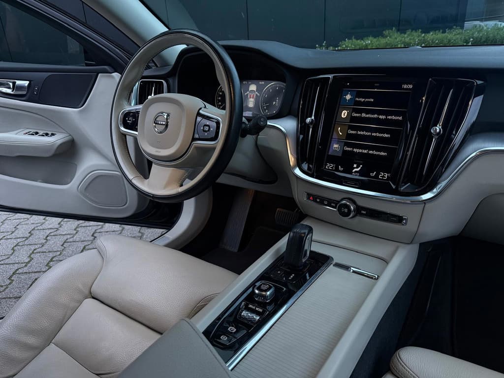 Volvo V60 2.0 B3 Inscription (RIJKLAAR) — foto 13 van 25