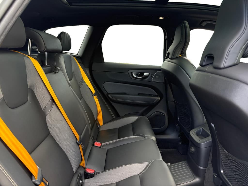 Volvo XC60 2.0 T8 Plug-in hybrid AWD R-Design — foto 19 van 23