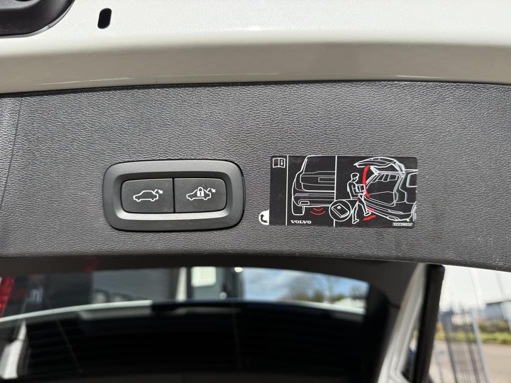 Volvo XC40 1.5 T5 Recharge Inscription PANORAMADAK TREKHAAK LEER — foto 10 van 25