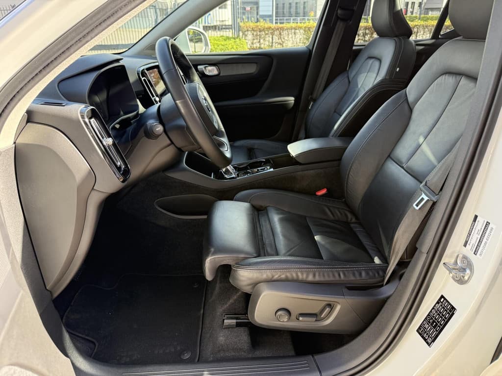 Volvo XC40 1.5 T5 Recharge Inscription PANORAMADAK TREKHAAK LEER — foto 11 van 25