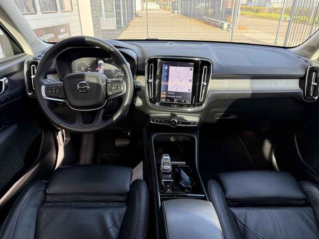 Volvo XC40 1.5 T5 Recharge Inscription PANORAMADAK TREKHAAK LEER — foto 2 van 25