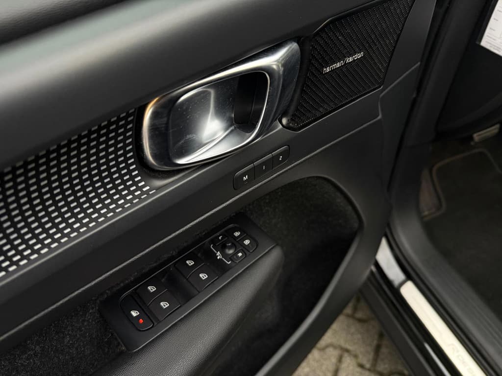 Volvo XC40 2.0 T4 R-Design — foto 12 van 25