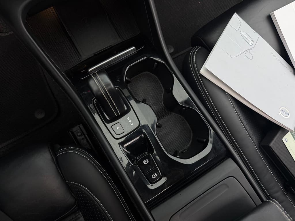 Volvo XC40 2.0 T4 R-Design — foto 13 van 25