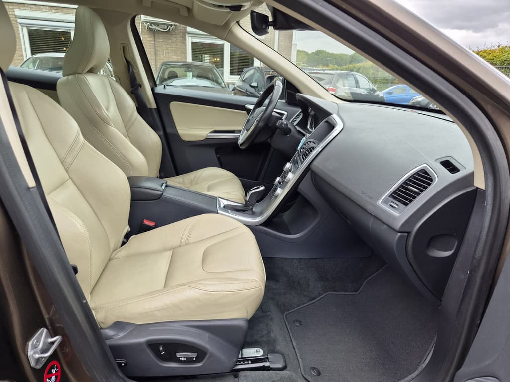 Volvo XC60 2.0 T5 FWD Polar+ — foto 10 van 25
