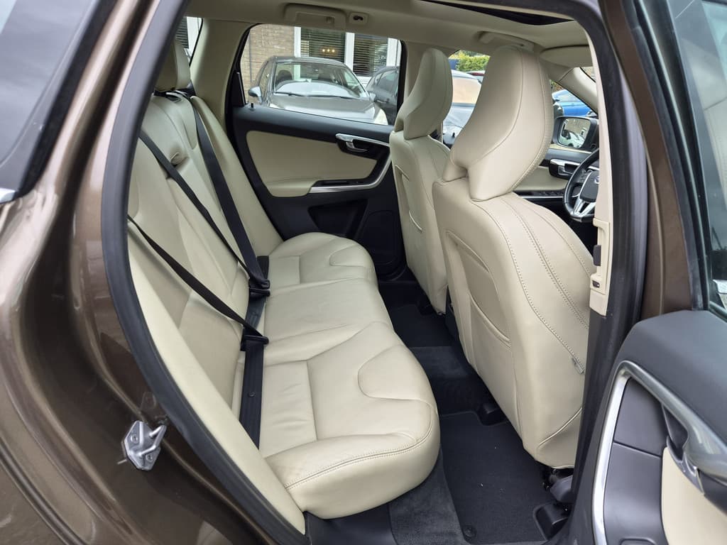 Volvo XC60 2.0 T5 FWD Polar+ — foto 14 van 25